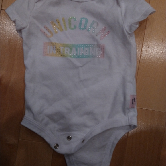 3/20$ 0-3m unicorn onesie and hat - Picture 4 of 9